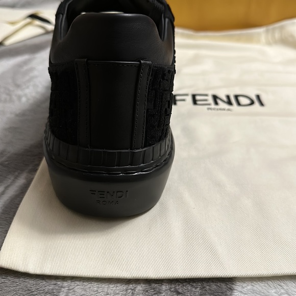 Fendi size 10 leather and suede black sneakers never been worn. - Picture 3 of 8
